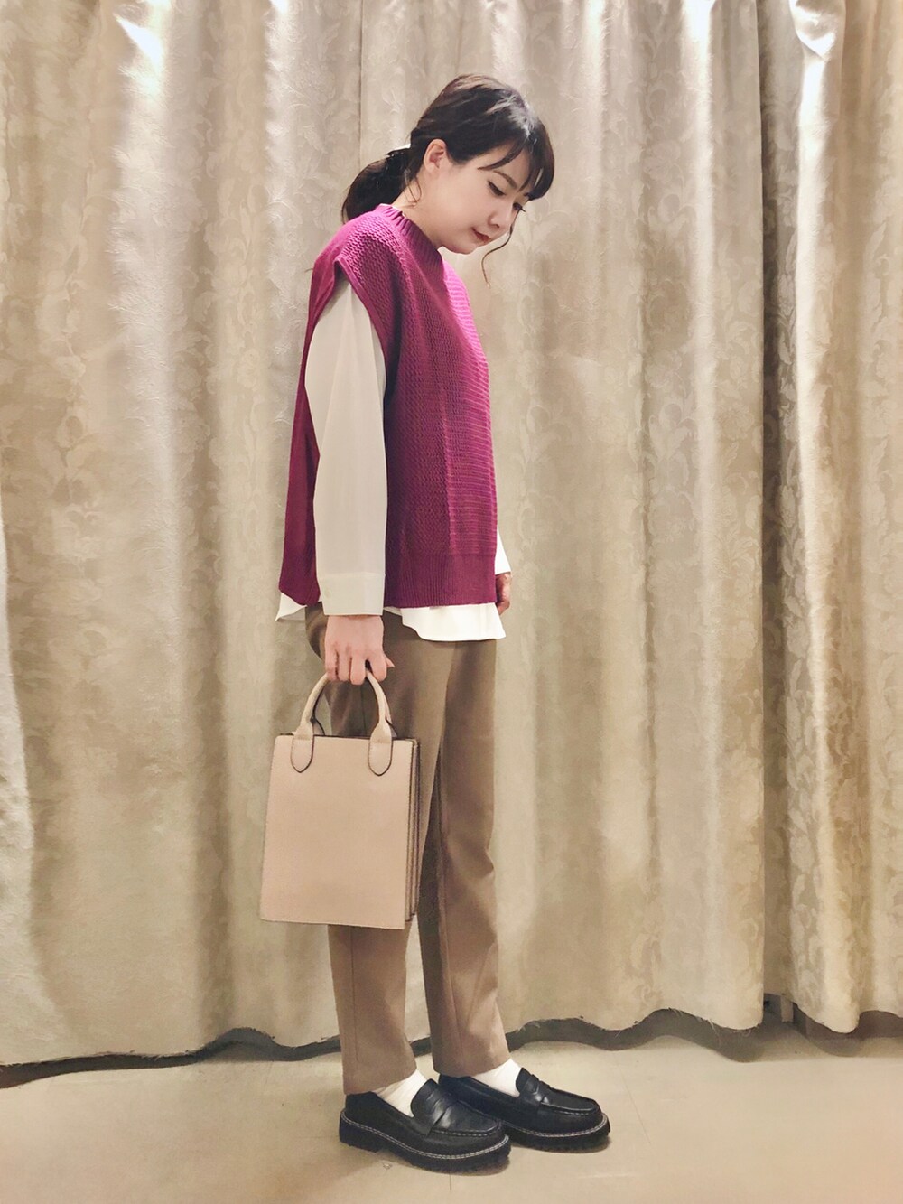 ブラック系のドレスシューズ、ブラウン系のその他パンツ、グレー系のショルダーバッグを着用したレディースの秋コーディネートの2枚目の写真