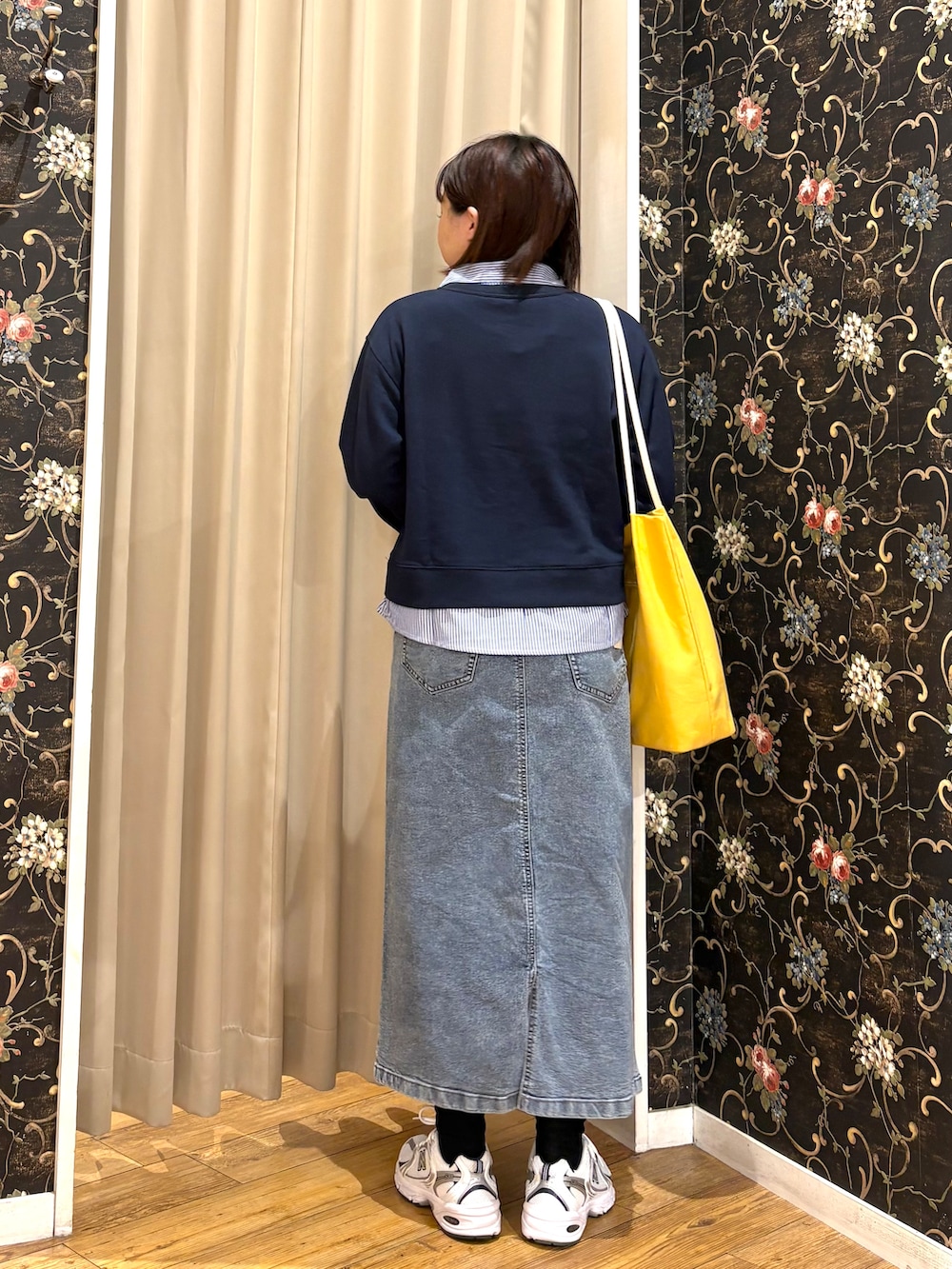 ブルー系のTシャツ/カットソー、ブルー系のデニムスカート、イエロー系のトートバッグを着用したレディースの秋コーディネートの3枚目の写真