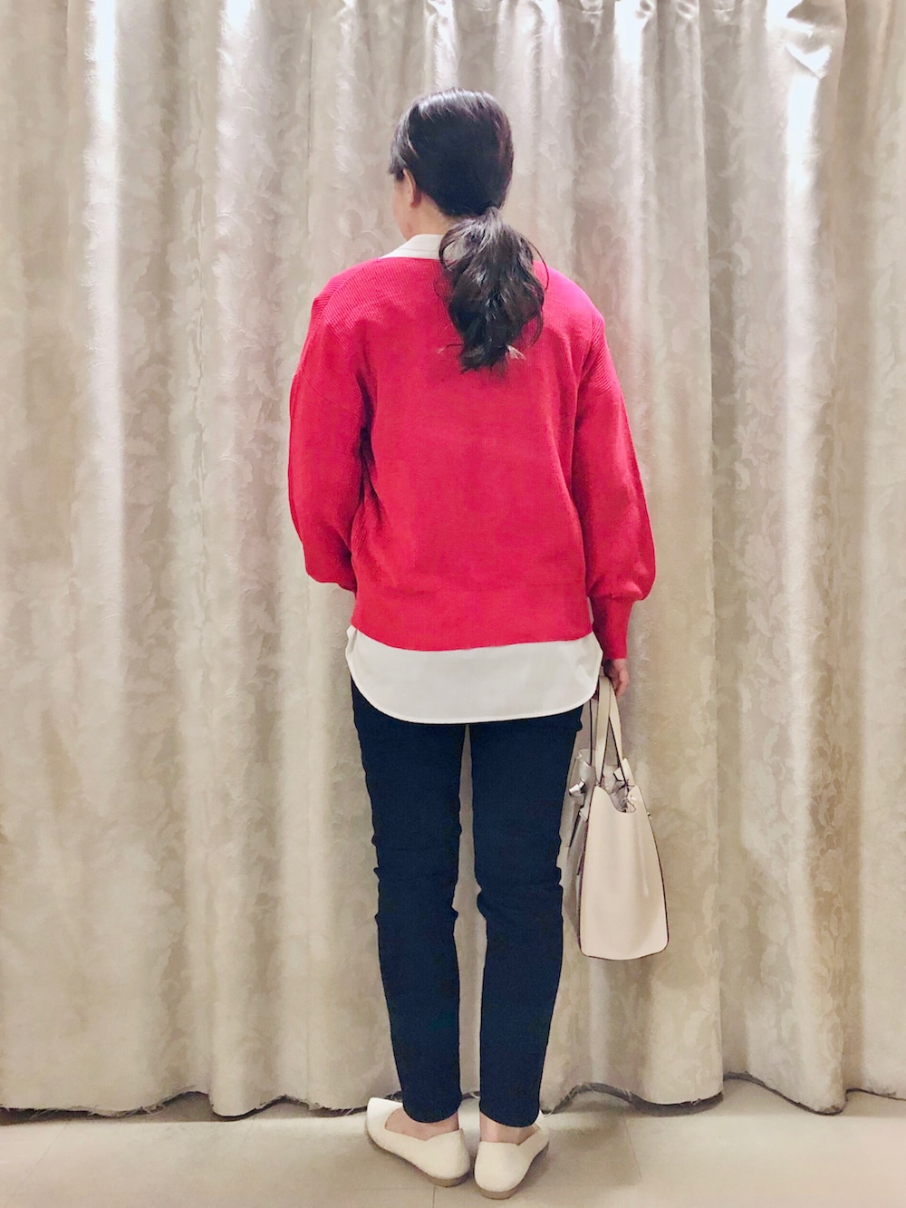 ピンク系のニット/セーター、ホワイト系のシャツ/ブラウス、ブラック系のその他パンツを着用したレディースの春コーディネートの3枚目の写真