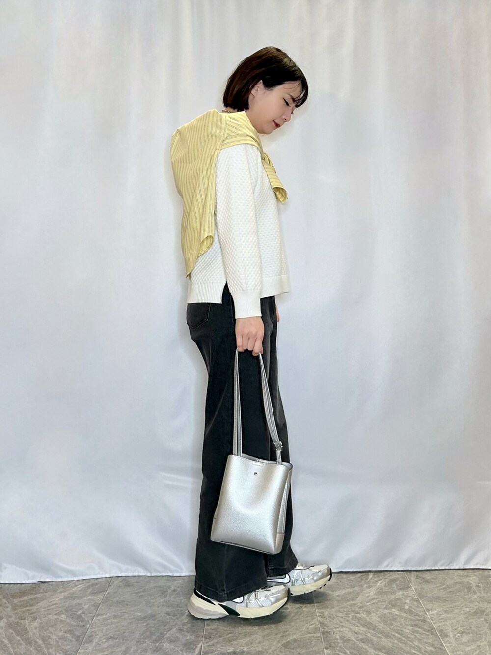 シルバー系のショルダーバッグ、グレー系のその他パンツ、イエロー系のシャツ/ブラウスを着用したレディースの春コーディネートの2枚目の写真