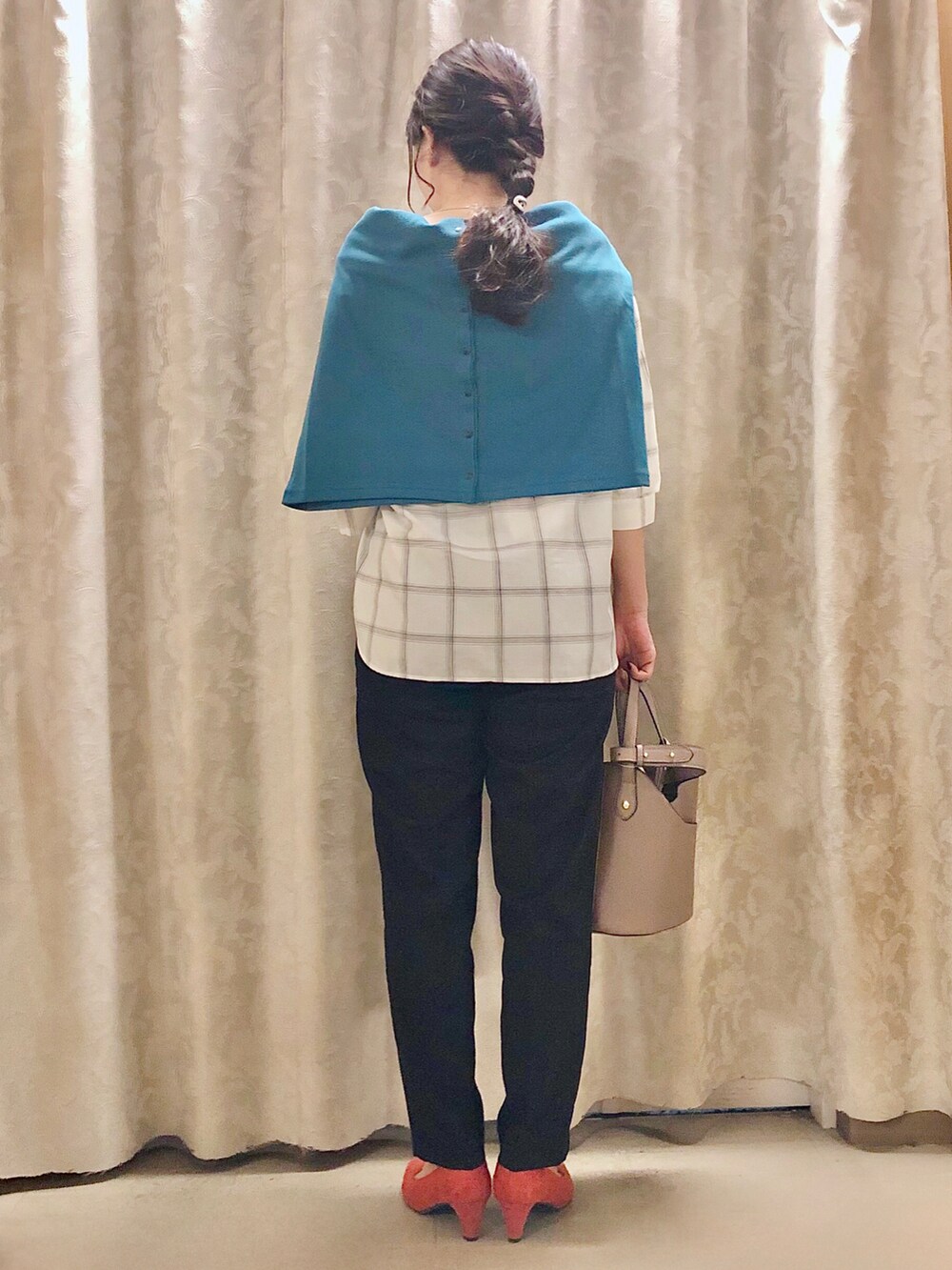 ベージュ系のトートバッグ、グリーン系のカーディガン/ボレロ、ブラック系のその他パンツを着用したレディースの秋コーディネートの3枚目の写真