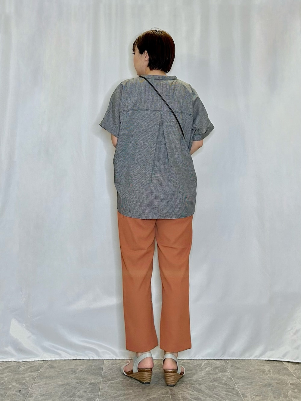 シルバー系のサンダル、オレンジ系のその他パンツ、ブラック系のシャツ/ブラウスを着用したレディースの春コーディネートの3枚目の写真