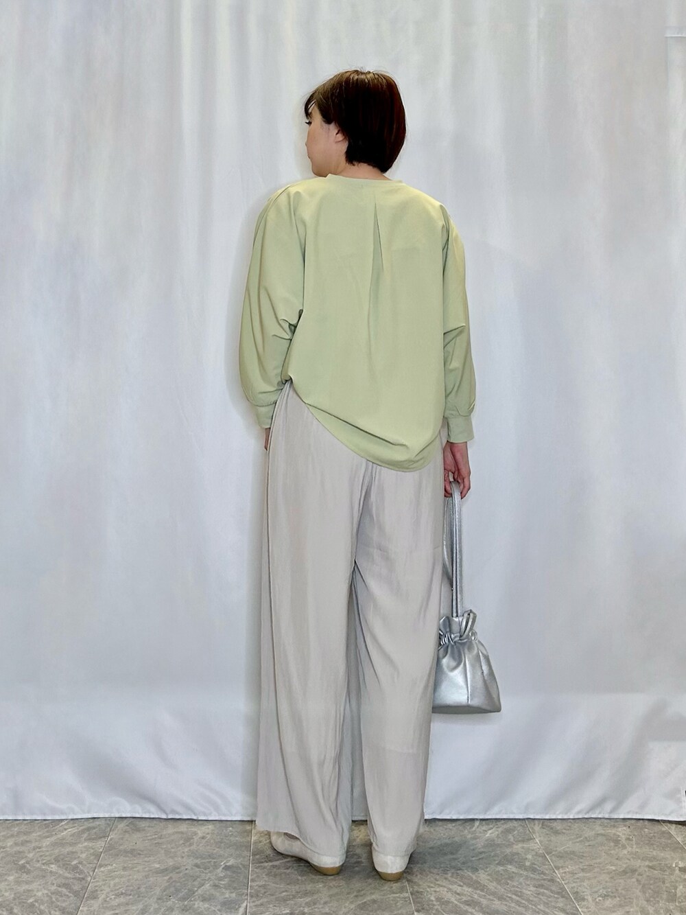 ベージュ系のその他パンツ、ゴールド系のその他シューズ、シルバー系のショルダーバッグを着用したレディースの春コーディネートの3枚目の写真