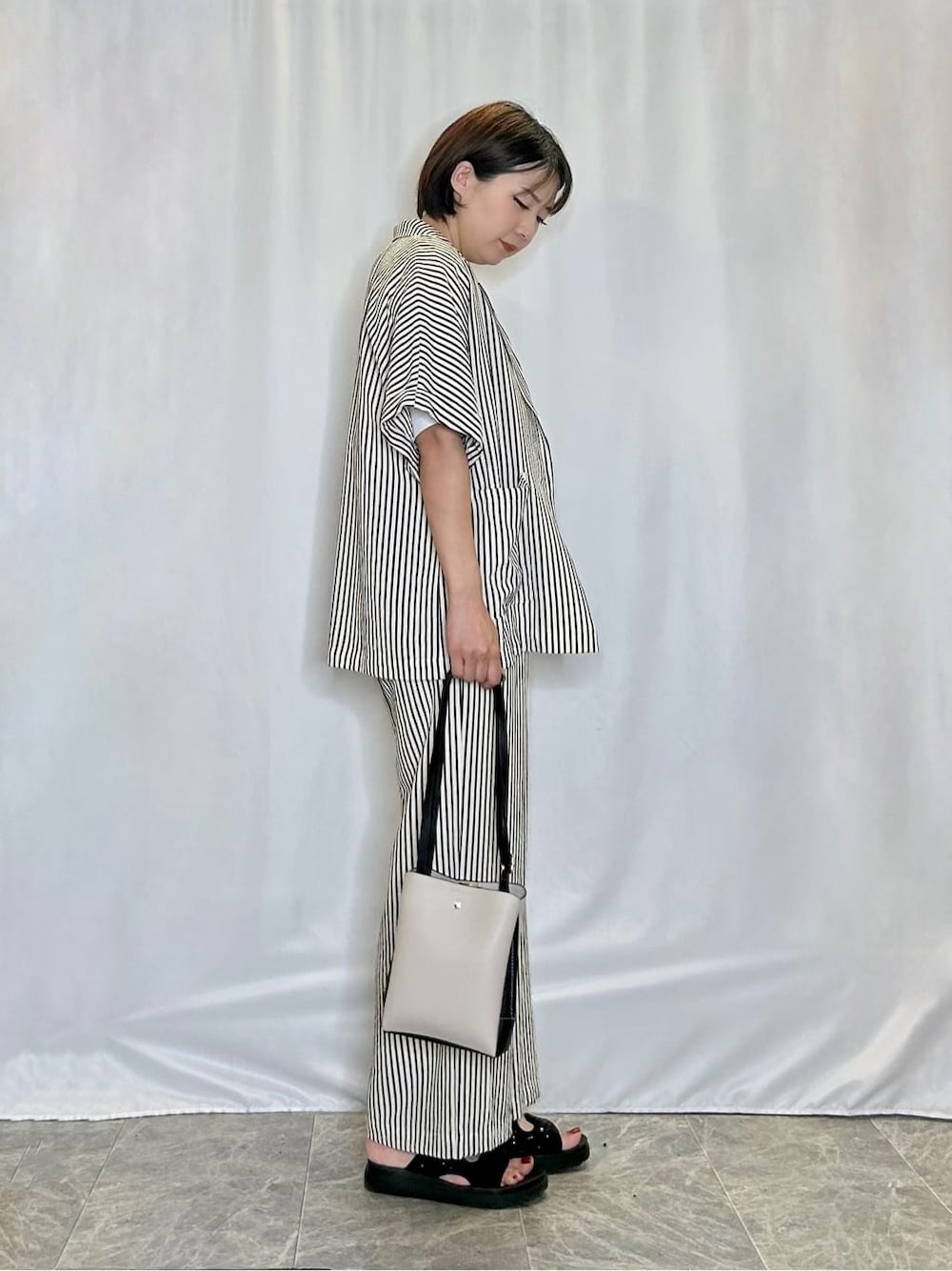 ブルー系のテーラードジャケット、ホワイト系のTシャツ/カットソー、ブルー系のその他パンツを着用したレディースの夏コーディネートの2枚目の写真