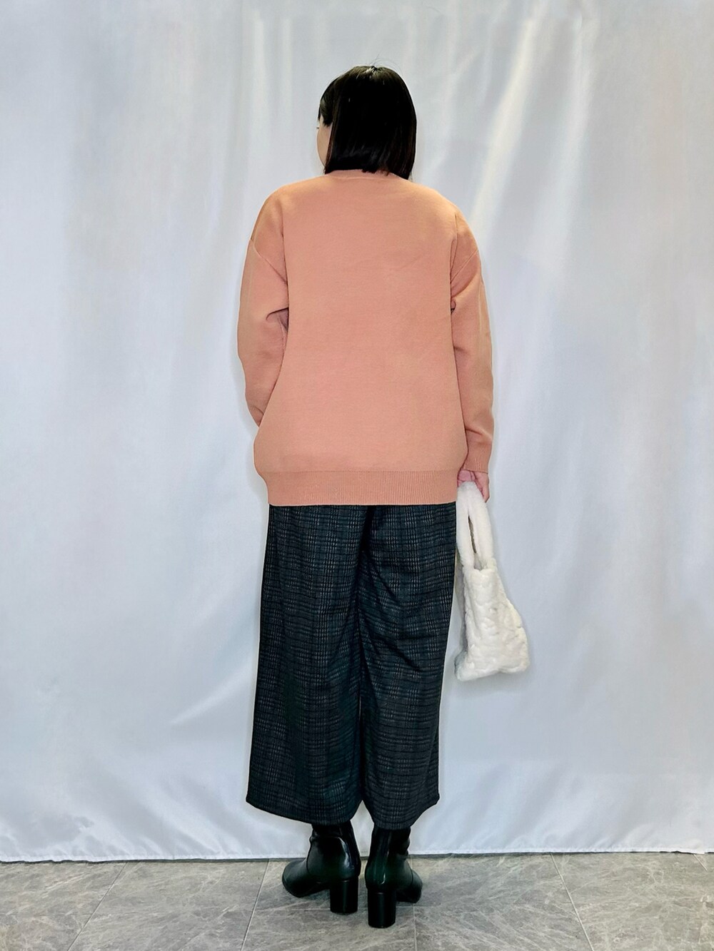 グレー系のその他パンツ、ベージュ系のトートバッグ、ブラック系のブーツを着用したレディースの冬コーディネートの3枚目の写真