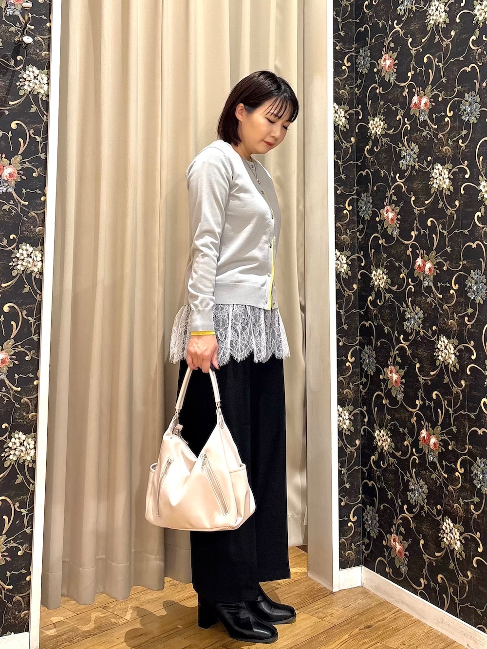 グレー系のカーディガン/ボレロ、ホワイト系のTシャツ/カットソー、ブラック系のその他パンツを着用したレディースの秋コーディネートの2枚目の写真