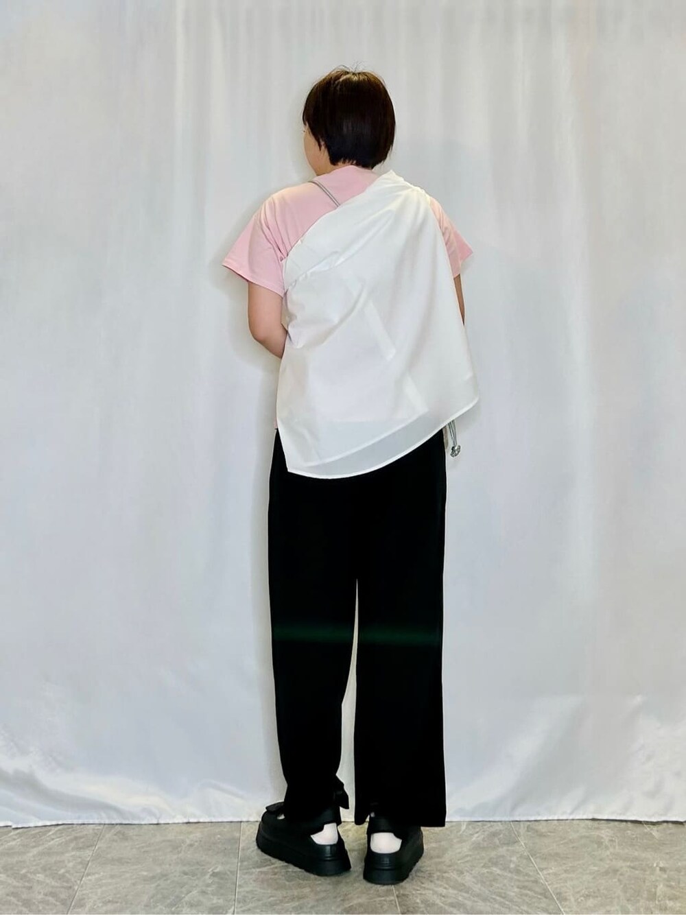 ホワイト系のシャツ/ブラウス、ピンク系のTシャツ/カットソー、ブラック系のその他パンツを着用したレディースの春コーディネートの3枚目の写真