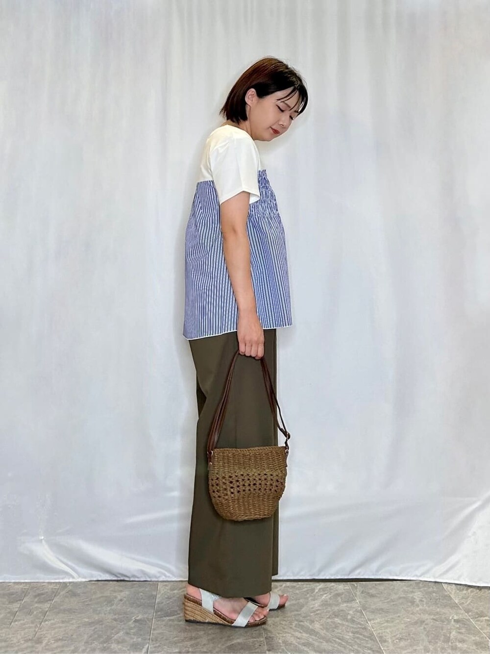ホワイト系のTシャツ/カットソー、グリーン系のその他パンツ、シルバー系のサンダルを着用したレディースの夏コーディネートの2枚目の写真