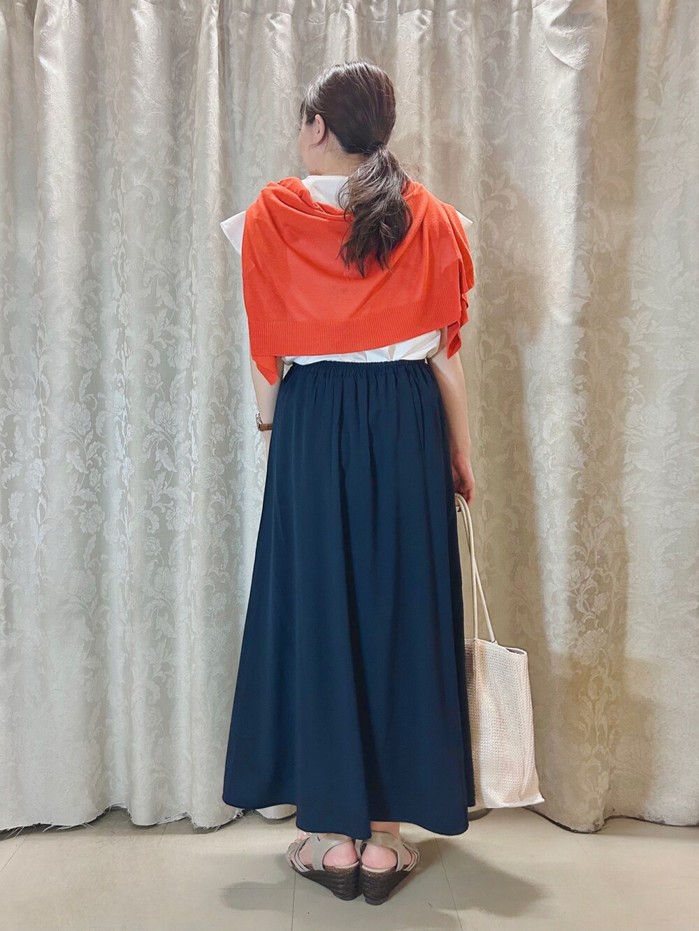 ホワイト系のTシャツ/カットソー、ブルー系のスカート、ゴールド系のサンダルを着用したレディースの夏コーディネートの3枚目の写真