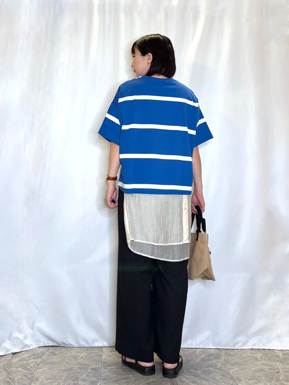 イエロー系のシャツ/ブラウス、ブルー系のTシャツ/カットソー、ブラック系のその他パンツを着用したレディースの春コーディネートの3枚目の写真