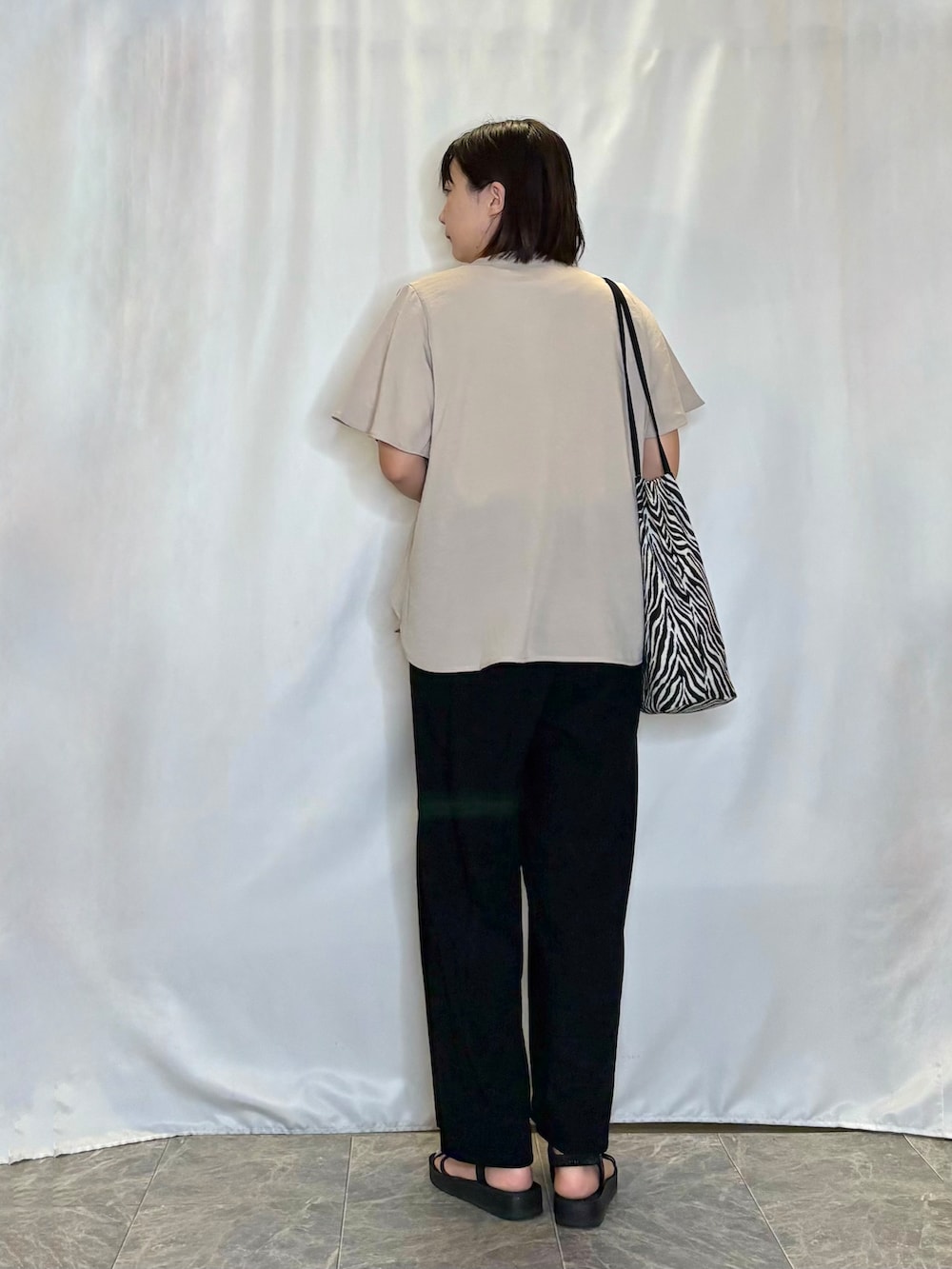 ベージュ系のシャツ/ブラウス、ホワイト系のTシャツ/カットソー、ブラック系のその他パンツを着用したレディースの夏コーディネートの5枚目の写真