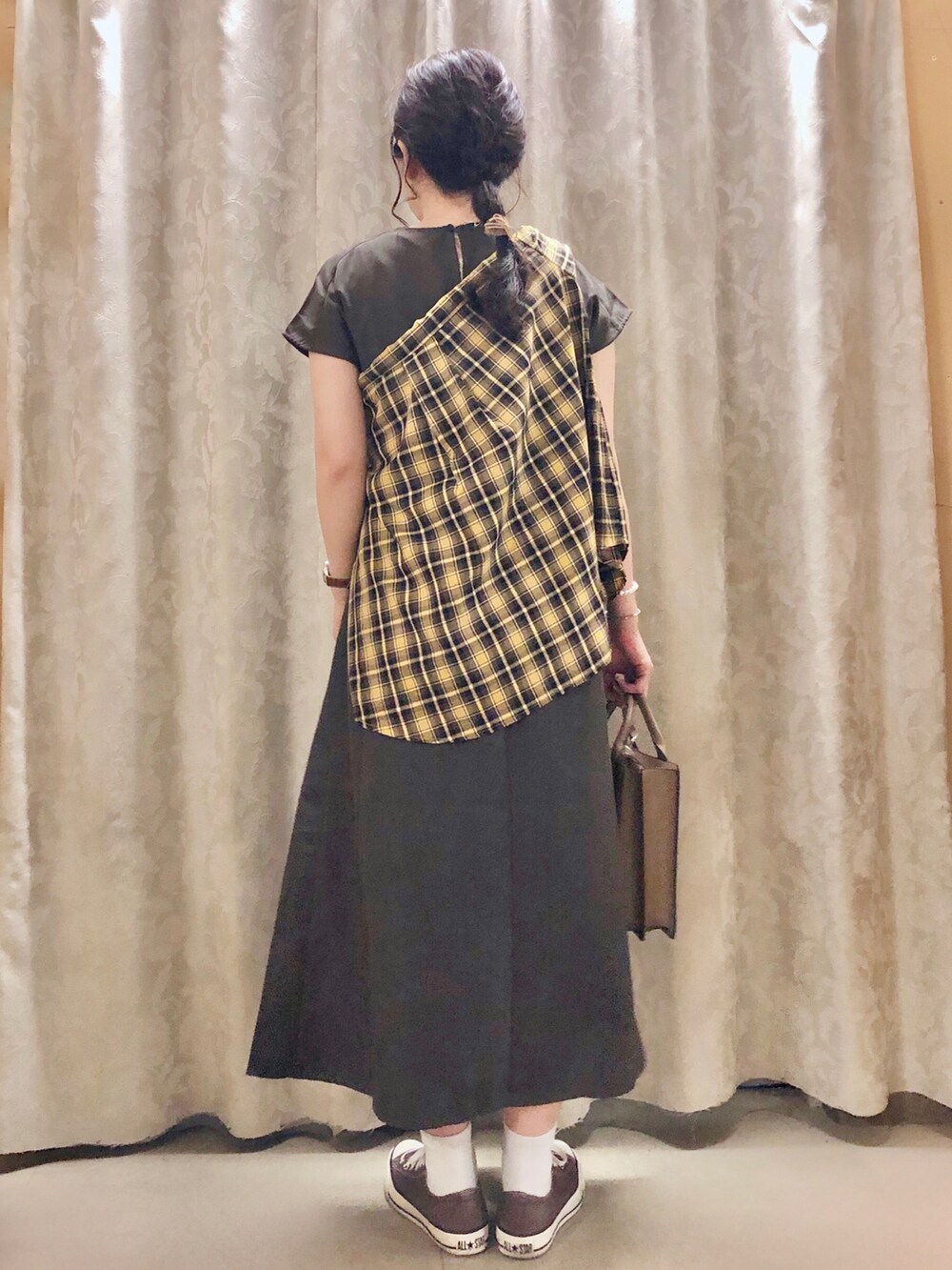 イエロー系のシャツ/ブラウス、グレー系のワンピース、ベージュ系のショルダーバッグを着用したレディースの夏コーディネートの3枚目の写真