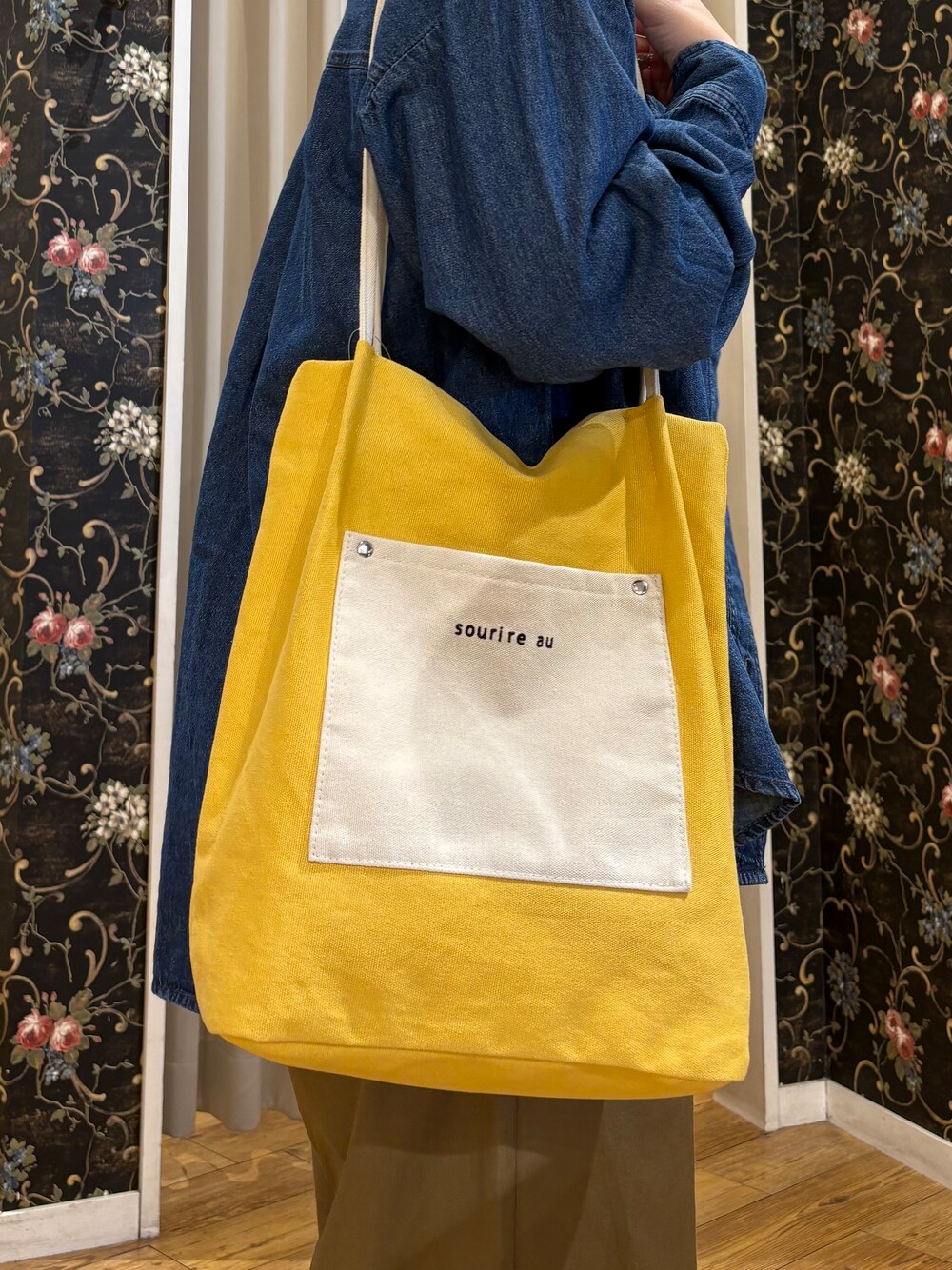 ブルー系のシャツ/ブラウス、ブラック系のTシャツ/カットソー、ベージュ系のその他パンツを着用したレディースの秋コーディネートの5枚目の写真