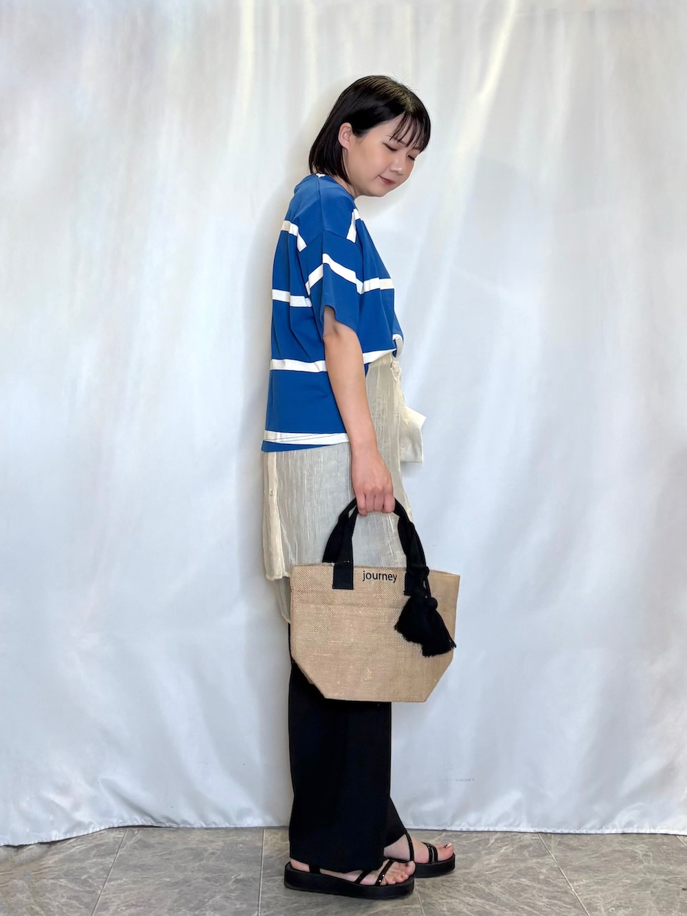 イエロー系のシャツ/ブラウス、ブルー系のTシャツ/カットソー、ブラック系のその他パンツを着用したレディースの春コーディネートの2枚目の写真