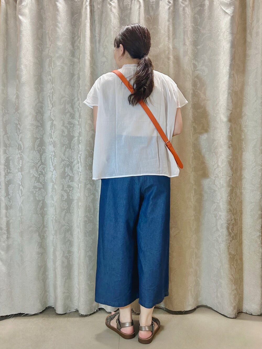 ホワイト系のシャツ/ブラウス、ブルー系のその他パンツ、その他のサンダルを着用したレディースの夏コーディネートの3枚目の写真