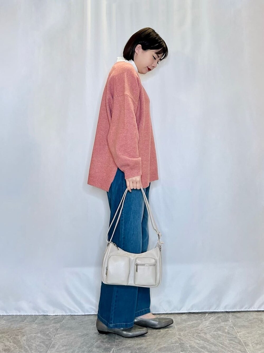 ピンク系のニット/セーター、ホワイト系のTシャツ/カットソー、その他のその他シューズを着用したレディースの冬コーディネートの2枚目の写真