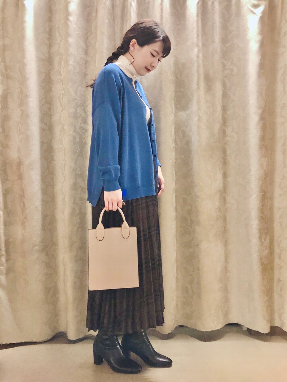 ホワイト系のニット/セーター、ブルー系のカーディガン/ボレロ、ブラウン系のスカートを着用したレディースの秋コーディネートの2枚目の写真