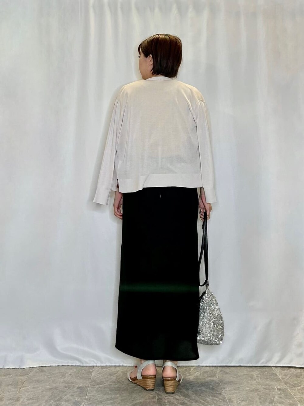 グレー系のカーディガン/ボレロ、イエロー系のTシャツ/カットソー、ブラック系のスカートを着用したレディースの夏コーディネートの3枚目の写真