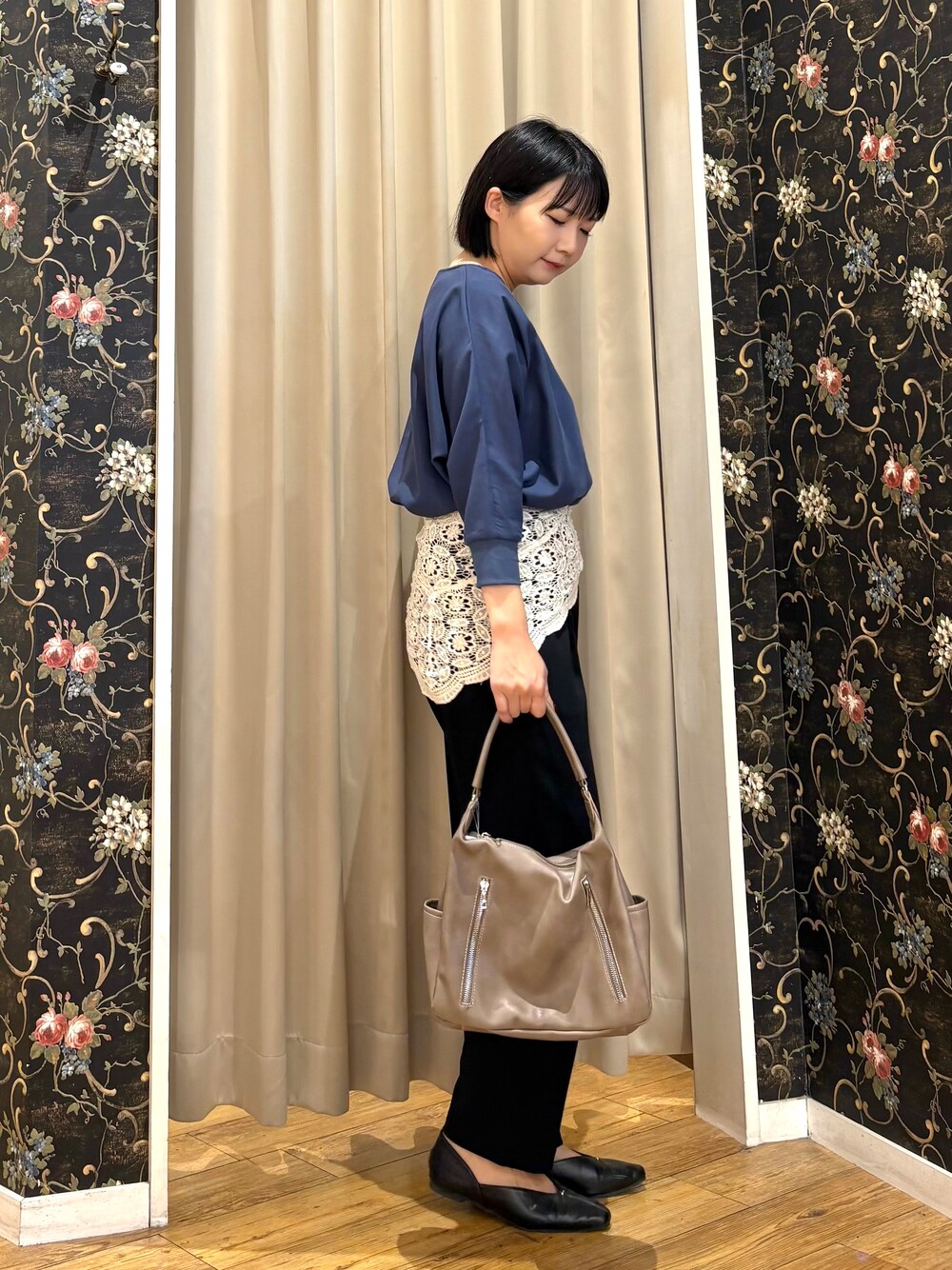 ブルー系のシャツ/ブラウス、ブラック系のその他パンツ、ブラウン系のショルダーバッグを着用したレディースの秋コーディネートの2枚目の写真