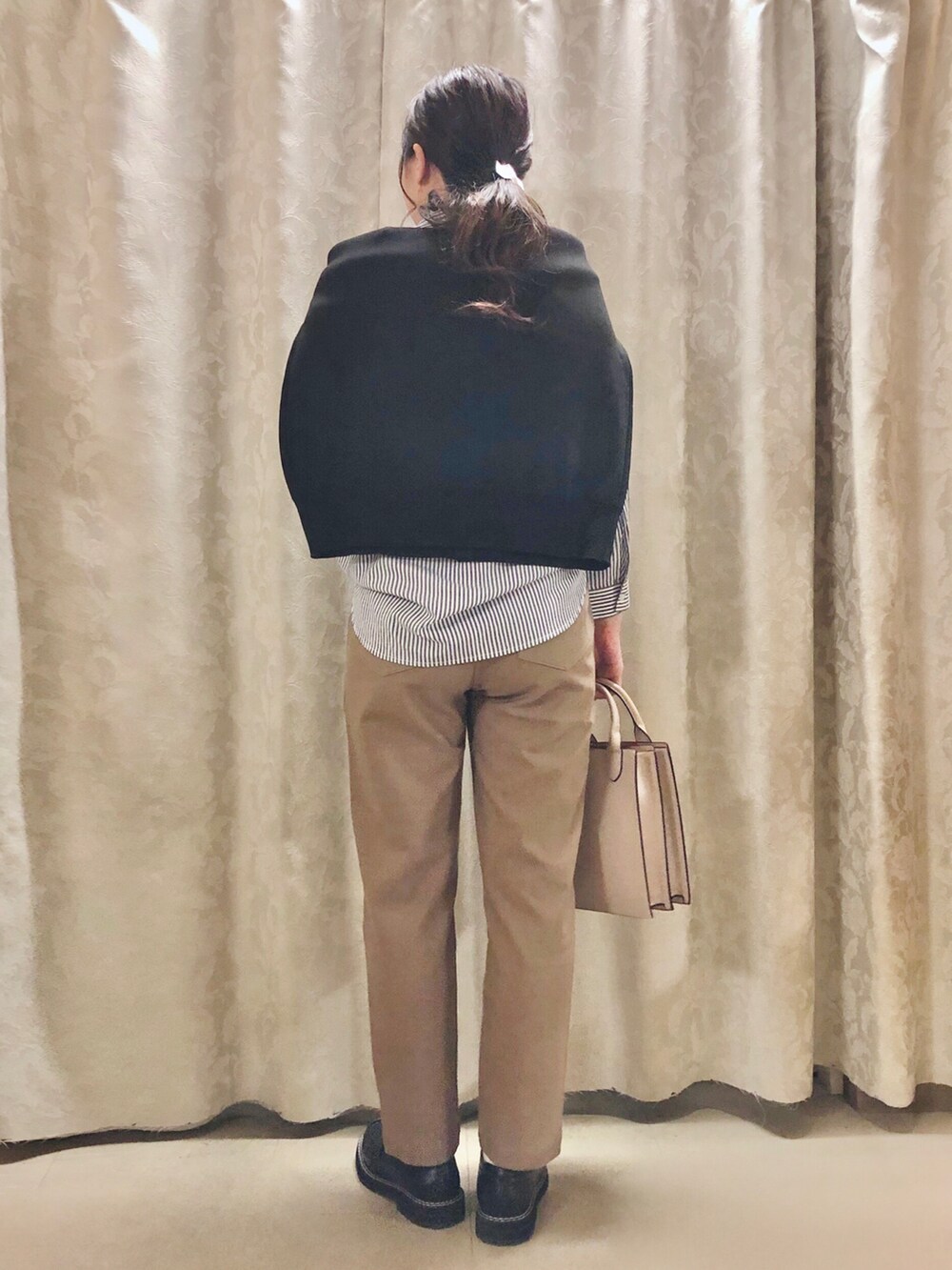 ブラック系のドレスシューズ、ブラウン系のその他パンツ、グレー系のショルダーバッグを着用したレディースの秋コーディネートの3枚目の写真