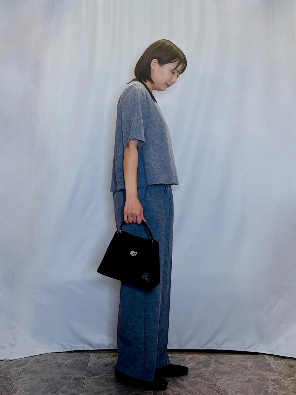 ブルー系のシャツ/ブラウス、ブルー系のその他パンツ、ブラック系のショルダーバッグを着用したレディースの秋コーディネートの2枚目の写真