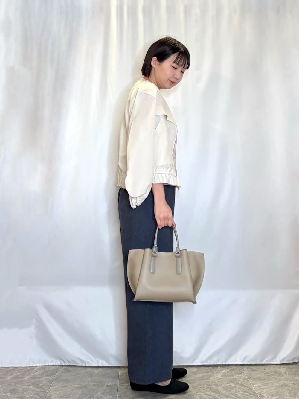 ベージュ系のブルゾン、パープル系のニット/セーター、ブルー系のその他パンツを着用したレディースの春コーディネートの2枚目の写真