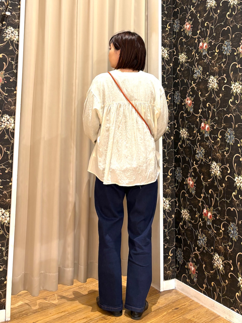 ホワイト系のカーディガン/ボレロ、ブラック系のTシャツ/カットソー、ブルー系のデニムパンツを着用したレディースの秋コーディネートの3枚目の写真