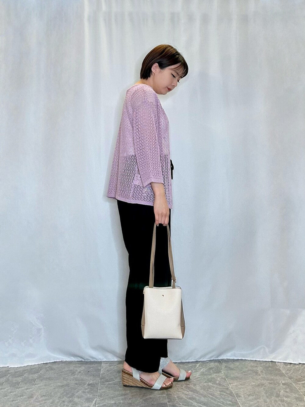 ブラック系のその他パンツ、シルバー系のサンダル、ベージュ系のショルダーバッグを着用したレディースの春コーディネートの2枚目の写真