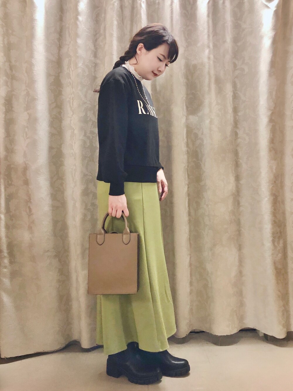 ホワイト系のTシャツ/カットソー、ベージュ系のショルダーバッグ、ブラック系のブーツを着用したレディースの秋コーディネートの2枚目の写真