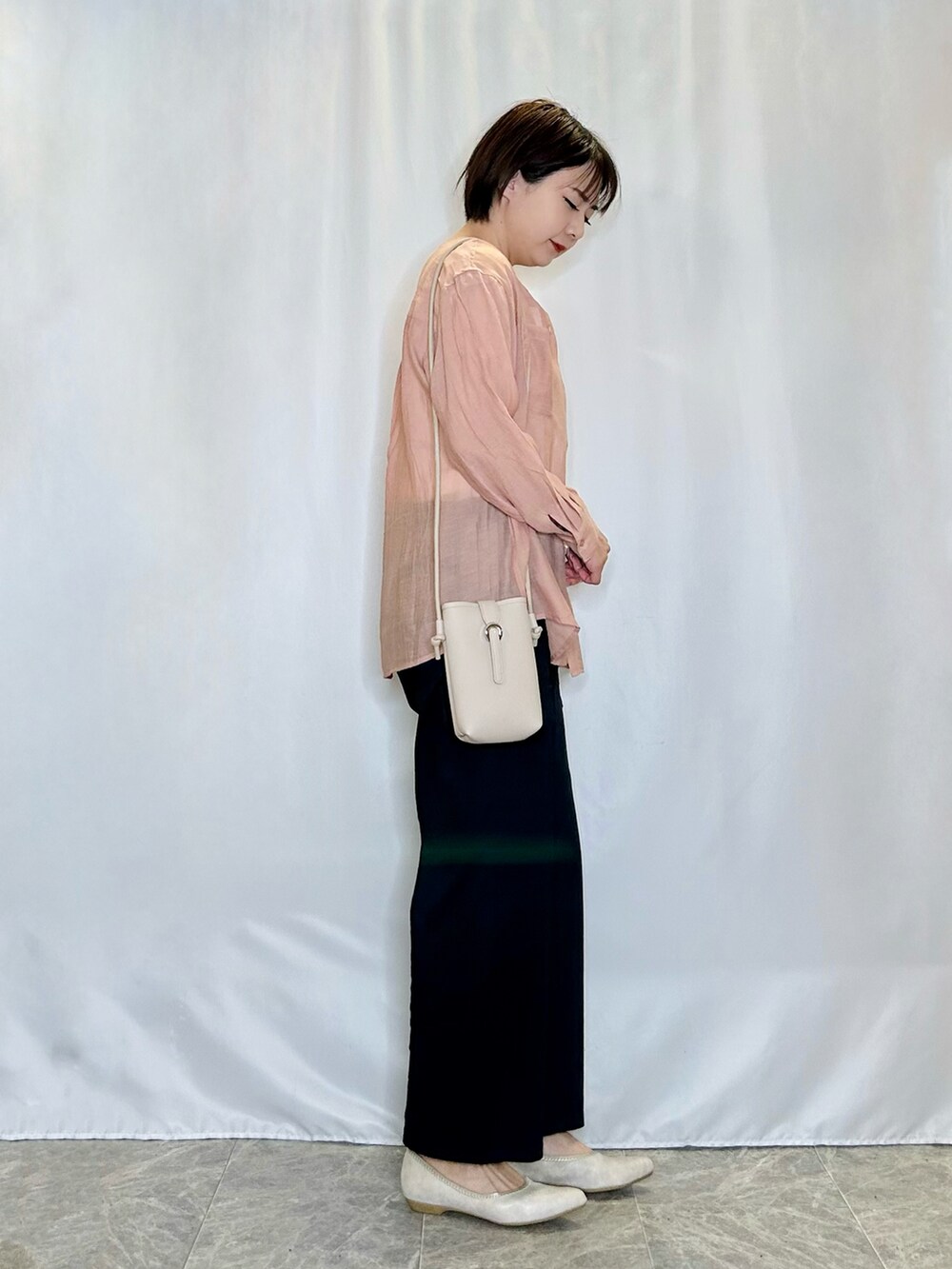 ピンク系のシャツ/ブラウス、ホワイト系のタンクトップ、グレー系のショルダーバッグを着用したレディースの春コーディネートの2枚目の写真