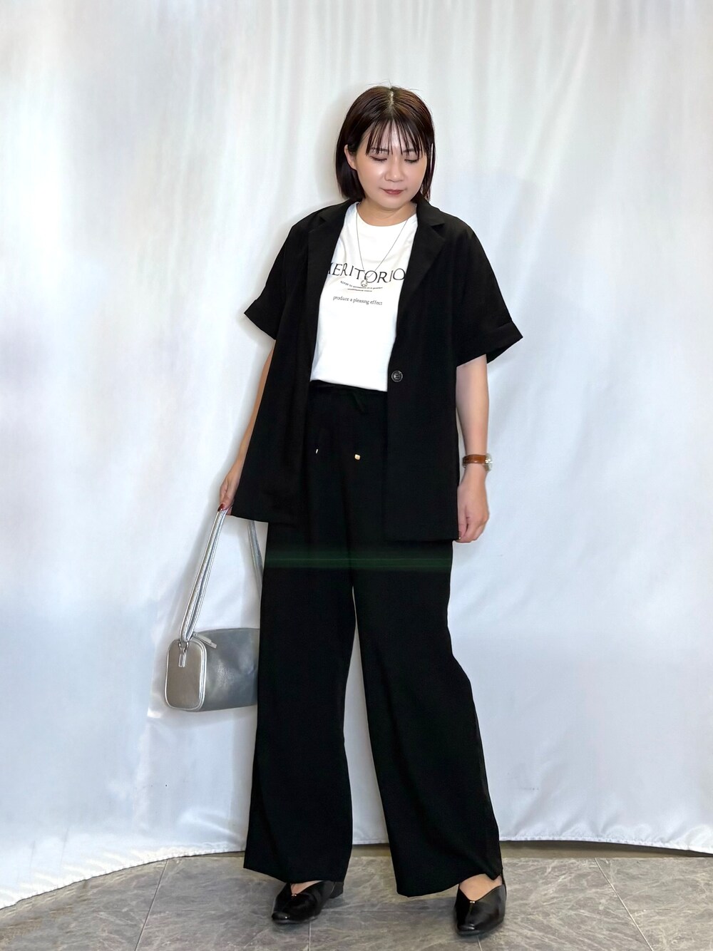 ブラック系のテーラードジャケット、ホワイト系のTシャツ/カットソー、ブラック系のその他パンツを着用したレディースの夏コーディネートの4枚目の写真