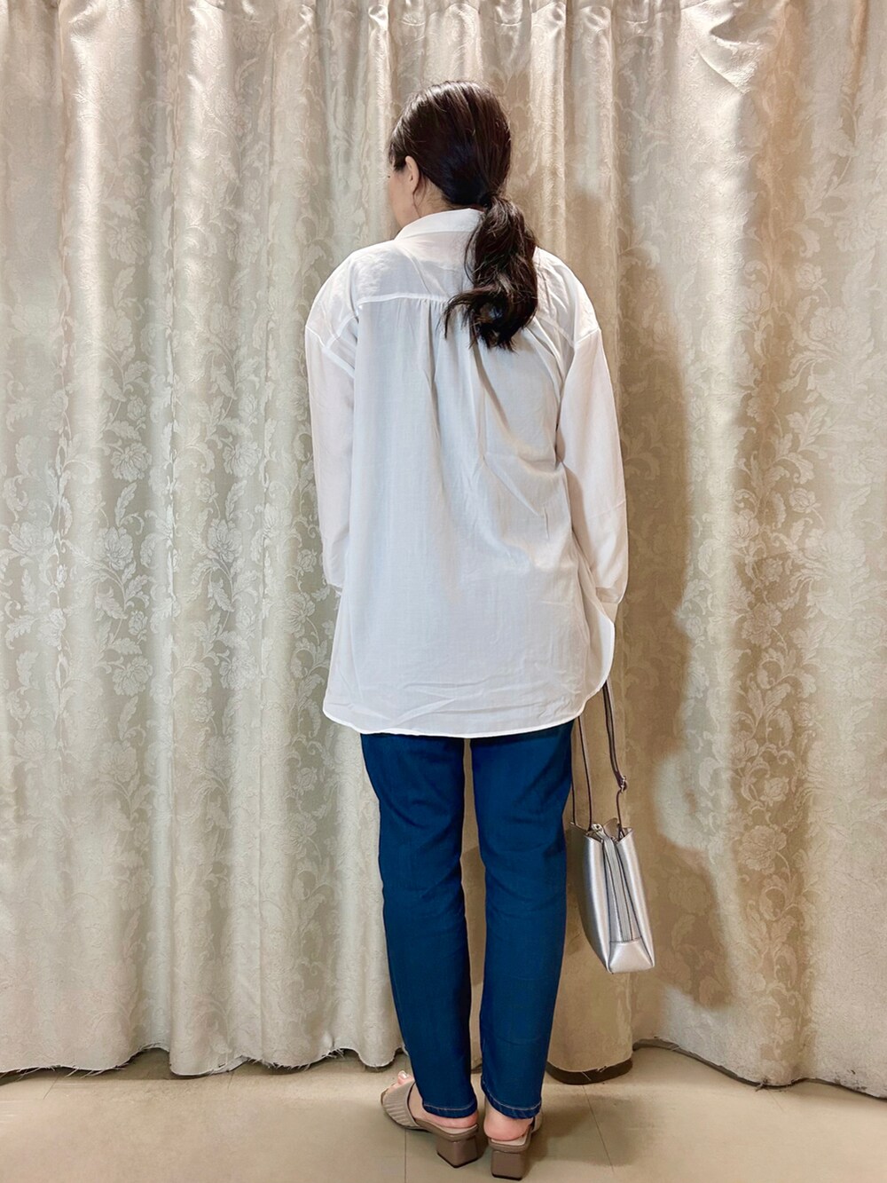 ブラック系のタンクトップ、ホワイト系のシャツ/ブラウス、シルバー系のショルダーバッグを着用したレディースの春コーディネートの3枚目の写真