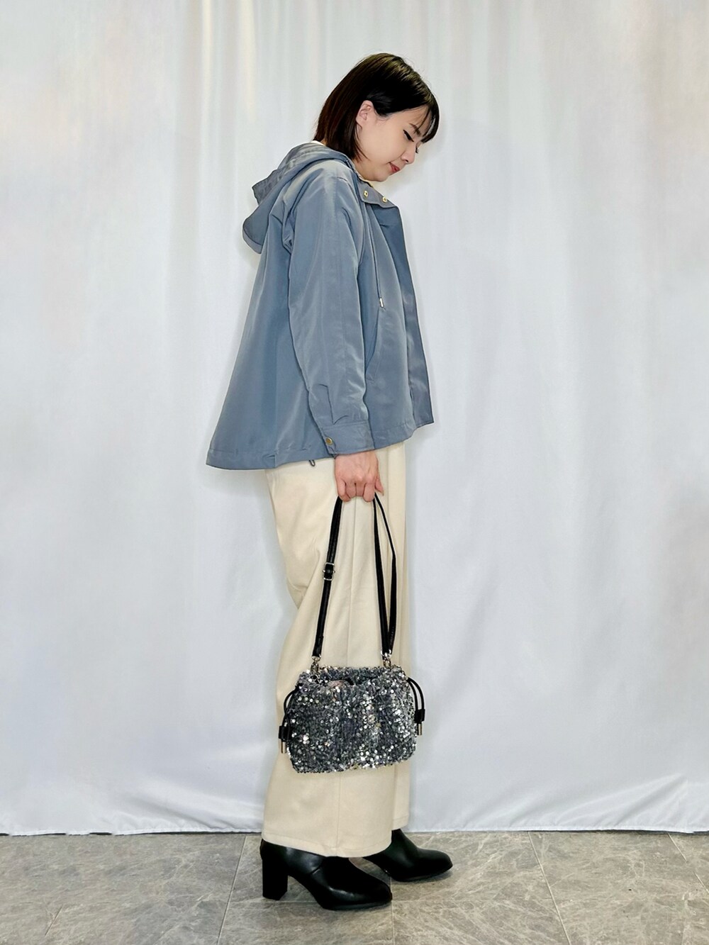 シルバー系のショルダーバッグ、ベージュ系のその他パンツ、ブラック系のブーツを着用したレディースの秋コーディネートの2枚目の写真