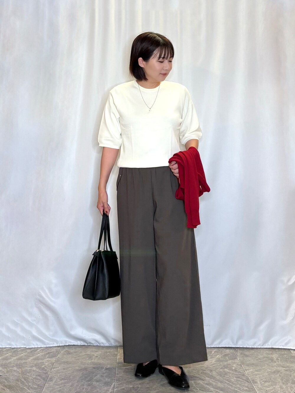 レッド系のカーディガン/ボレロ、ホワイト系のニット/セーター、ブラウン系のその他パンツを着用したレディースの夏コーディネートの4枚目の写真