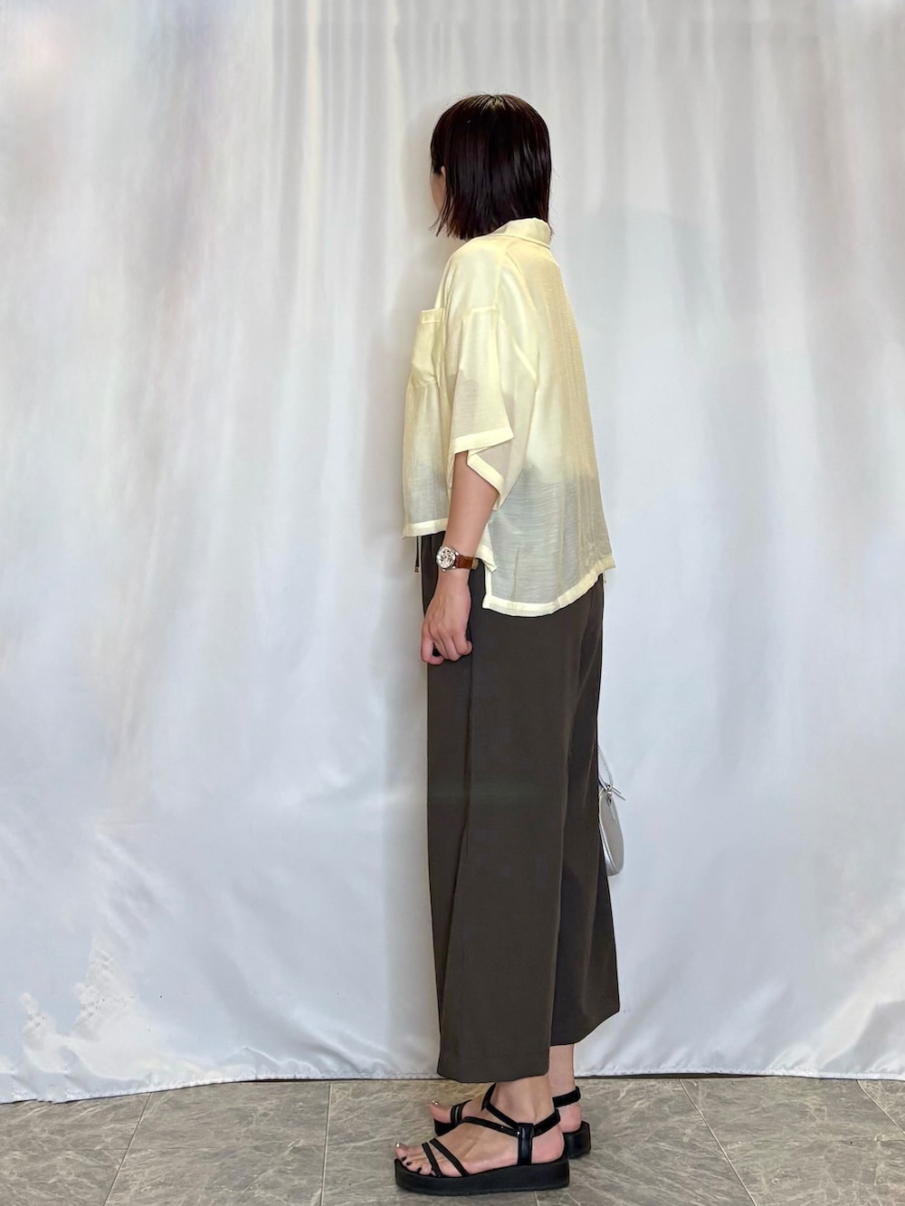 イエロー系のシャツ/ブラウス、ホワイト系のTシャツ/カットソー、ブラウン系のその他パンツを着用したレディースの夏コーディネートの4枚目の写真