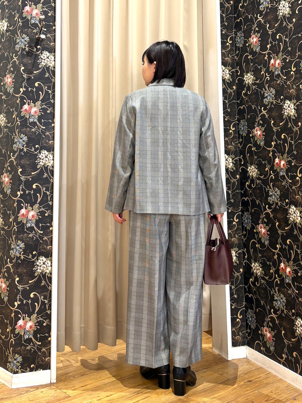 グレー系のテーラードジャケット、ブラック系のニット/セーター、グレー系のその他パンツを着用したレディースの秋コーディネートの3枚目の写真