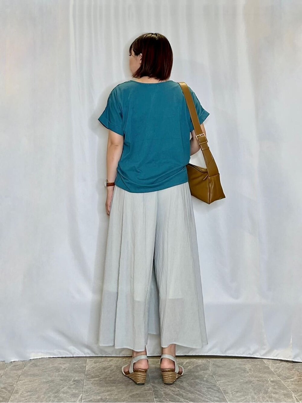 ブルー系のTシャツ/カットソー、グリーン系のその他パンツ、シルバー系のサンダルを着用したレディースの夏コーディネートの3枚目の写真