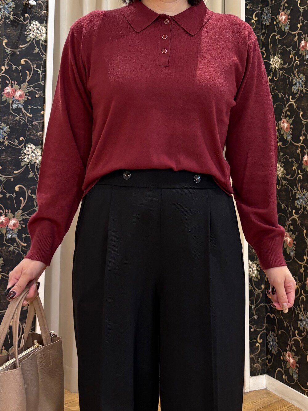 レッド系のニット/セーター、ブラック系のその他パンツ、ベージュ系のトートバッグを着用したレディースの秋コーディネートの4枚目の写真