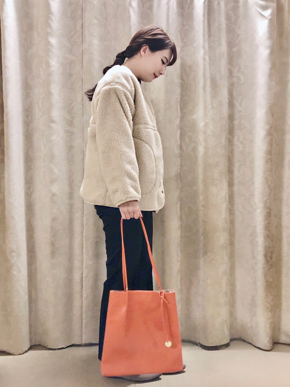 ブラウン系のTシャツ/カットソー、ブラック系のその他パンツ、ベージュ系のパンプスを着用したレディースの冬コーディネートの2枚目の写真
