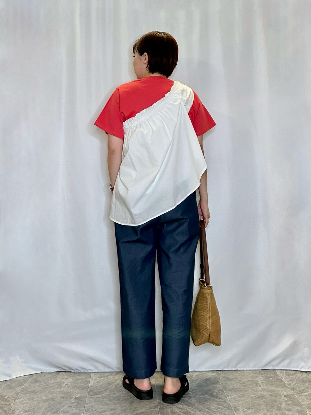 ホワイト系のシャツ/ブラウス、ピンク系のTシャツ/カットソー、ブラック系のサンダルを着用したレディースの春コーディネートの3枚目の写真