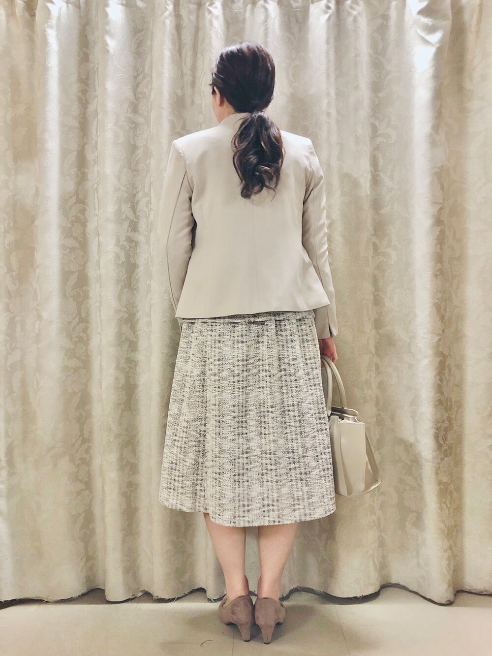 ベージュ系のノーカラージャケット、ホワイト系のTシャツ/カットソー、グレー系のトートバッグを着用したレディースの春コーディネートの3枚目の写真