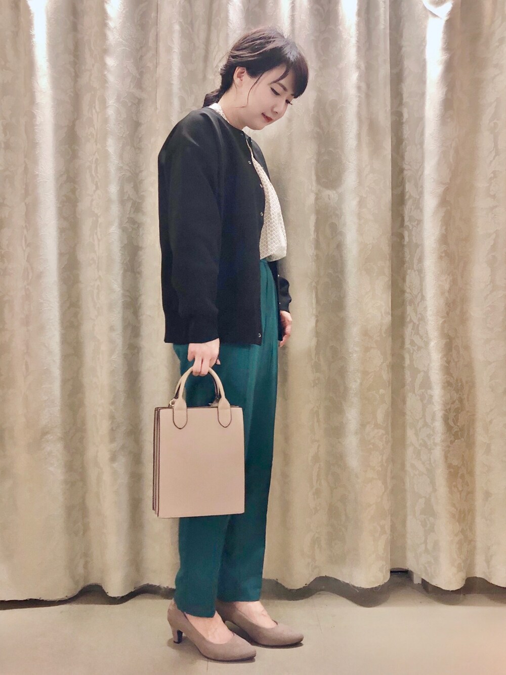 ホワイト系のシャツ/ブラウス、グレー系のショルダーバッグ、ベージュ系のパンプスを着用したレディースの秋コーディネートの2枚目の写真