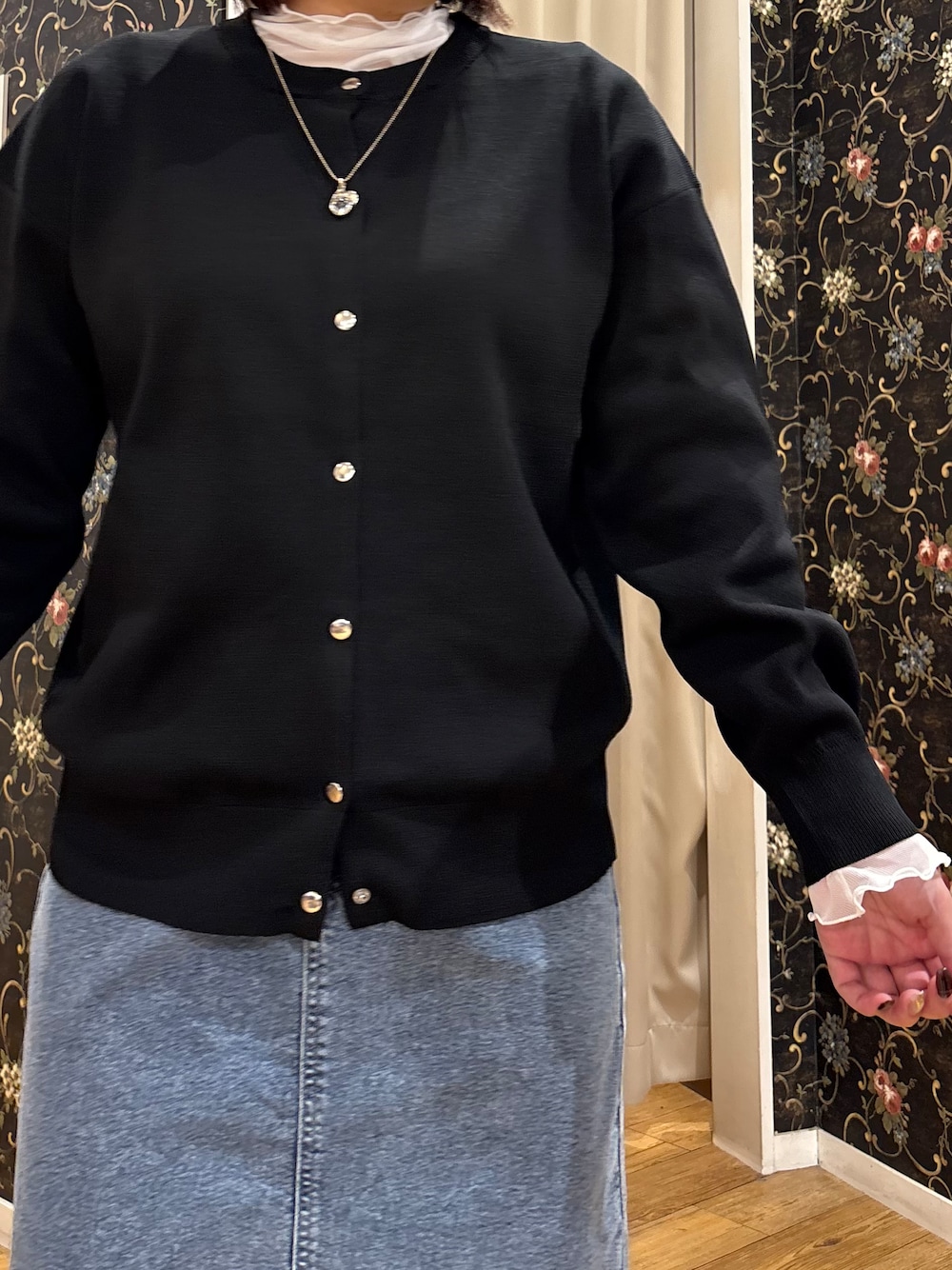 ブラック系のカーディガン/ボレロ、ホワイト系のTシャツ/カットソー、ブルー系のデニムスカートを着用したレディースの秋コーディネートの4枚目の写真