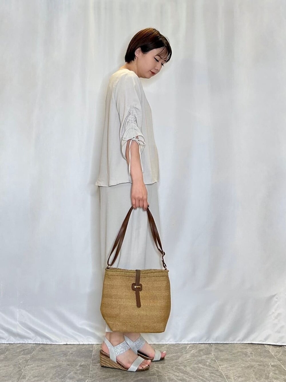 ベージュ系のシャツ/ブラウス、ベージュ系のその他パンツ、シルバー系のサンダルを着用したレディースの春コーディネートの2枚目の写真
