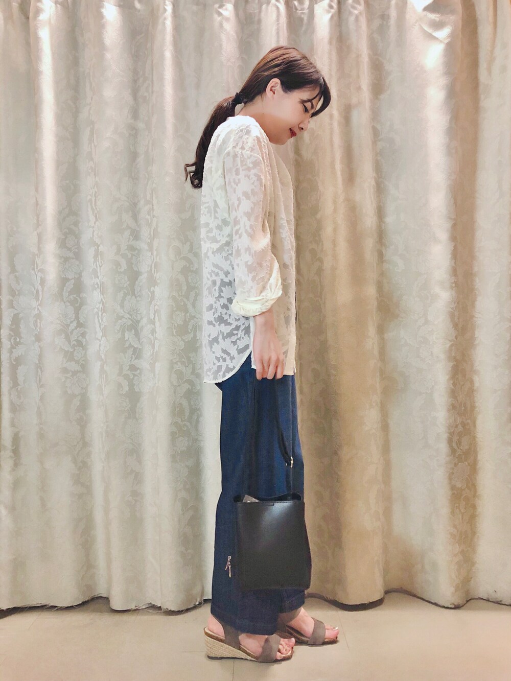 ホワイト系のシャツ/ブラウス、ベージュ系のタンクトップ、ブラウン系のサンダルを着用したレディースの春コーディネートの2枚目の写真