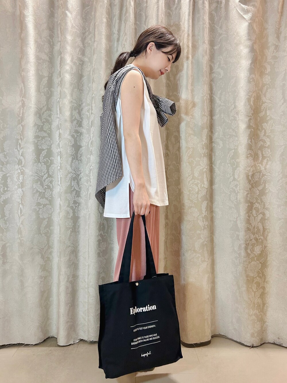 ホワイト系のタンクトップ、ブラック系のシャツ/ブラウス、ブラウン系のサンダルを着用したレディースの春コーディネートの2枚目の写真