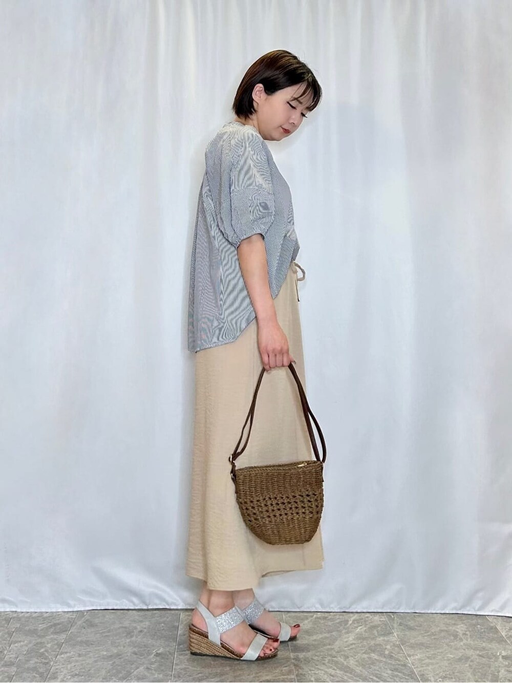 ブルー系のシャツ/ブラウス、ベージュ系のその他パンツ、シルバー系のサンダルを着用したレディースの夏コーディネートの2枚目の写真