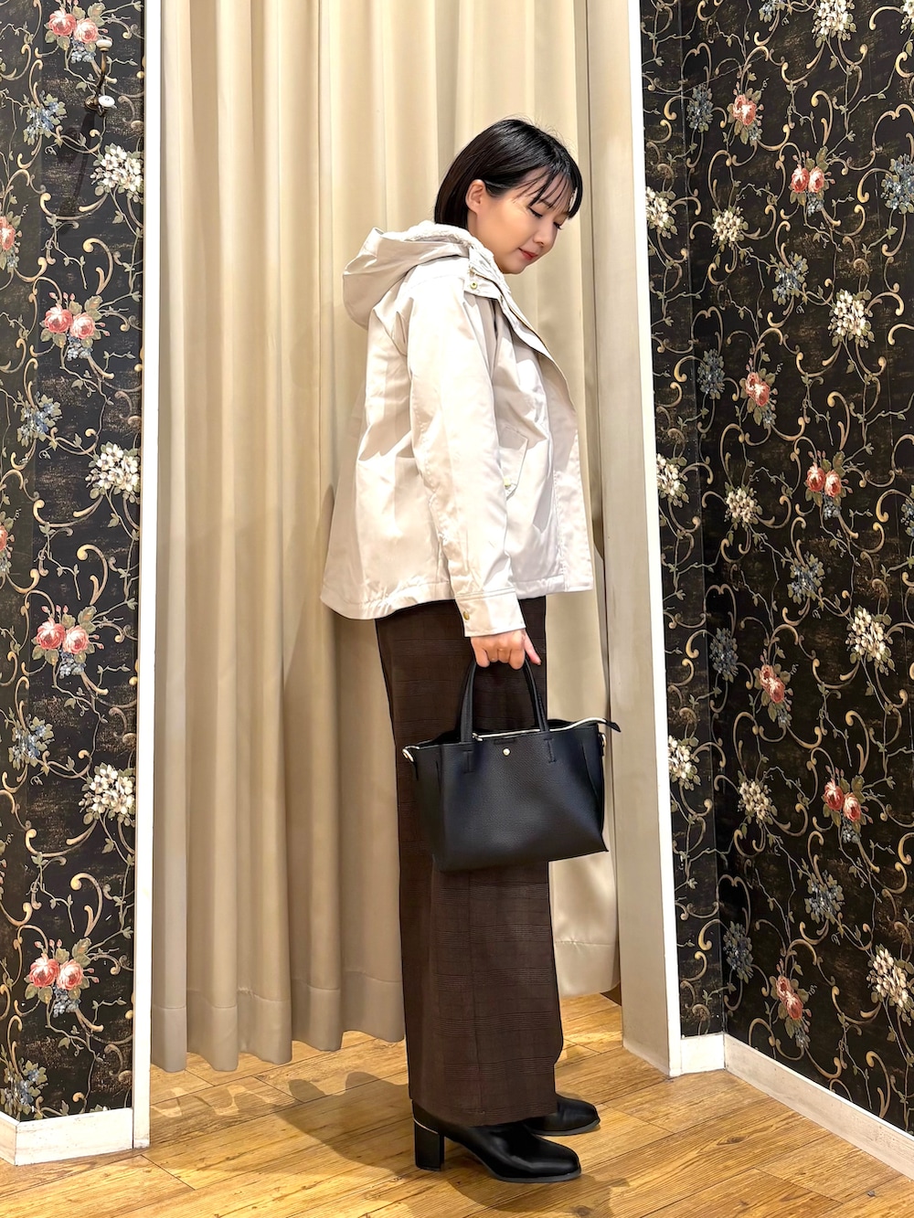 イエロー系のニット/セーター、ブラウン系のその他パンツ、ブラック系のブーツを着用したレディースの秋コーディネートの2枚目の写真