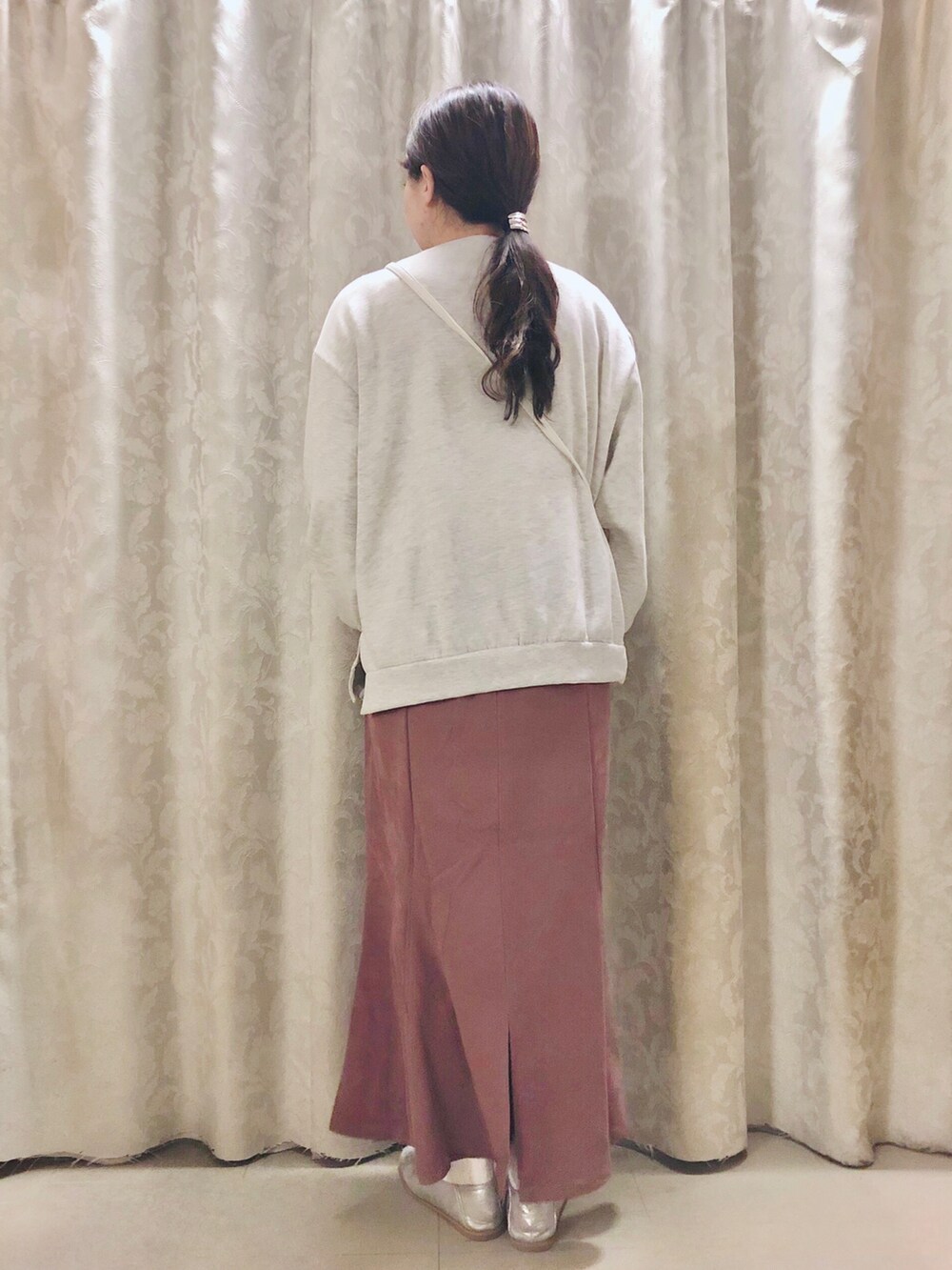 ピンク系のスカート、ベージュ系のスウェット、ホワイト系のTシャツ/カットソーを着用したレディースの春コーディネートの3枚目の写真