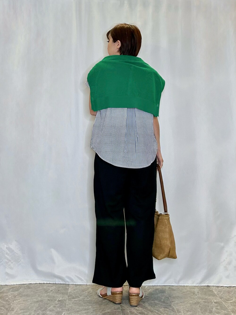 ブルー系のシャツ/ブラウス、ブラック系のその他パンツ、シルバー系のサンダルを着用したレディースの春コーディネートの3枚目の写真